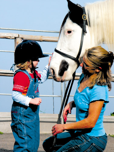 Bereits Kinder werden mit dem Pferd vertraut gemacht