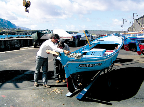 Bootsreparatur im kleinen Fischerhafen