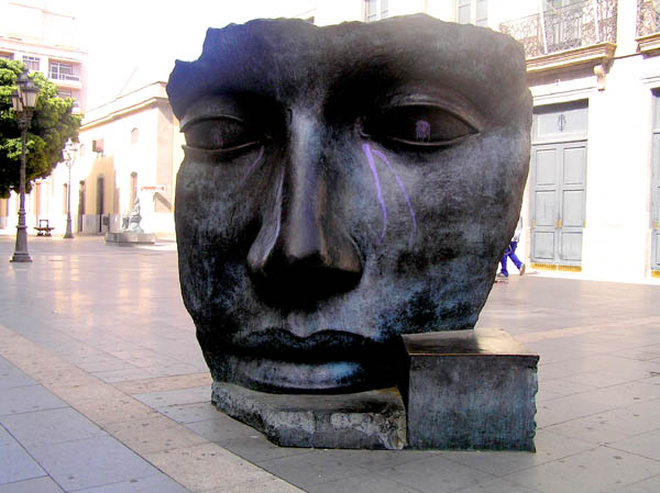 Die Bronzestatue vor dem Theater