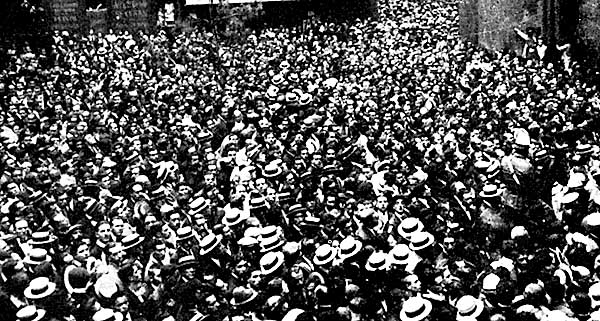Die Massen bei der Beerdigung von Àngel Guimerá in Barcelona