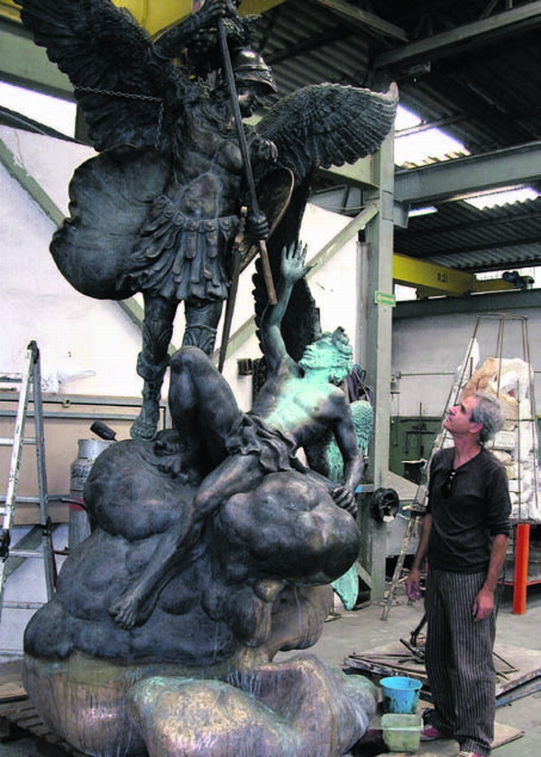 Luis Morera vor der fast vollendeten Bronzeplastik in der Gießerei
