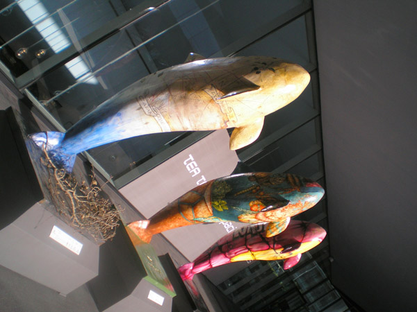 Schwertwal-Skulpturen: Irgendwo zwischen schrill und schön