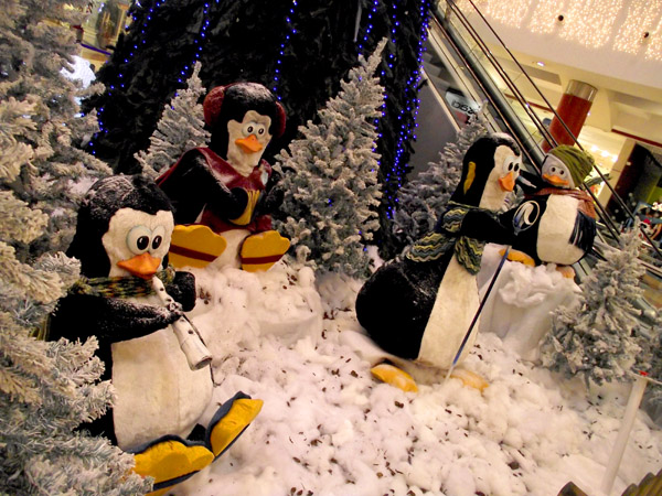 Weihnachtsinszenierung am Fuss der Riesentanne im Einkaufszentrum 